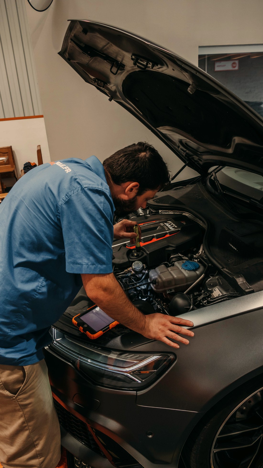 Mecânico fazendo diagnóstico do carro com tablet